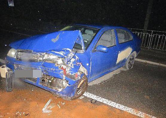 Na skutečnost, že pneumatiky na mokré silnici snadněji uklouznou a auto může dostat smyk, doplatilo hned několik motoristů.