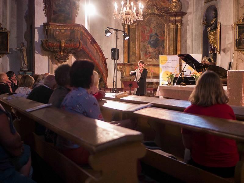 Tónům koncertu houslisty Jiřího Vodičky a klavíristy Martina Kasíka naslouchalo v otovickém kostele více než 197 návštěvníků, kteří do festivalových kasiček vhodili dobrovolné vstupné ve výši 15 698 korun, 90 polských zlotych a 10 euro.