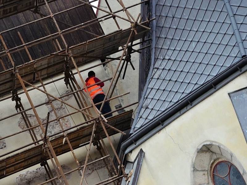 KOSTEL SV. VAVŘINCE v Náchodě se dočká dokončení oprav střechy a jižní věže. Bude mít i novou fasádu. 