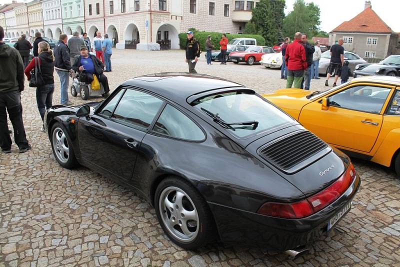 Sraz majitelů vozů značky Porsche z Classic Porsche Clubu před novoměstským zámkem. 