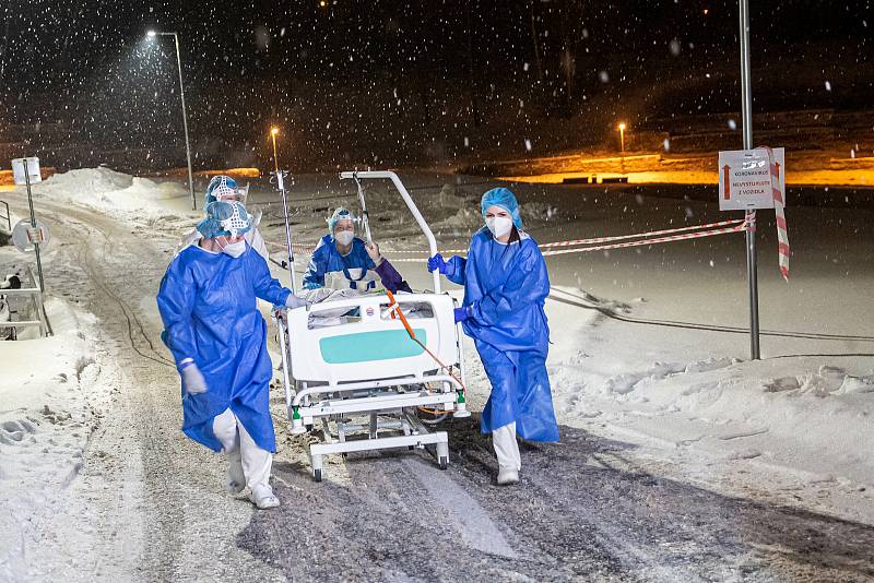 Dnes Záchranná služba se svým vozem Fenix převezla z Náchodské nemocnice část pacientů s COVID-19 do jiných nemocnic v republice.