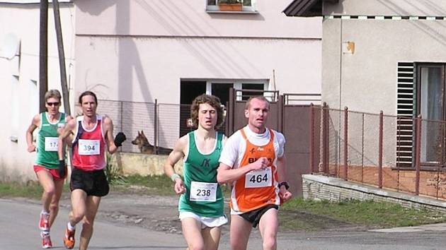 Závodníci SK Nové Město nad Metují Kamil Krunka (na druhé příčce) a Pavel Brýdl (čtvrtý) na trati závodu v Pečkách. 