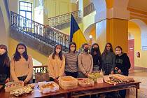 Studenti gymnázia získali peníze na podporu Ukrajiny pečením a prodejem dobrot.