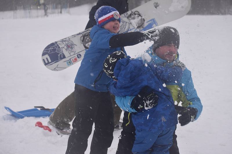 Díky sněhové nadílce se začalo lyžovat i na Janovičkách u Broumova. Naposledy se zde vlek rozběhl v únoru 2019.