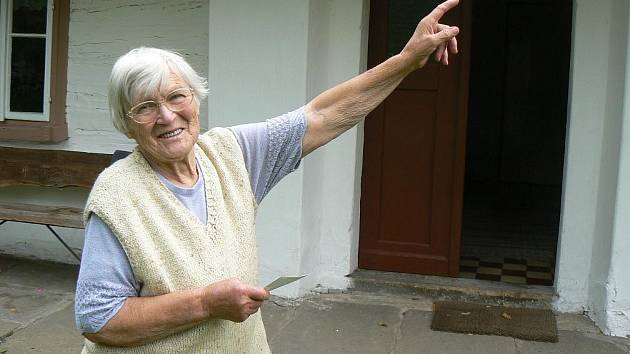 Věra Klimešová (83) ze Suchého Dolu ukazuje místo na střeše svého výměnku, kam dopadl přesně před 40 lety meteorit.