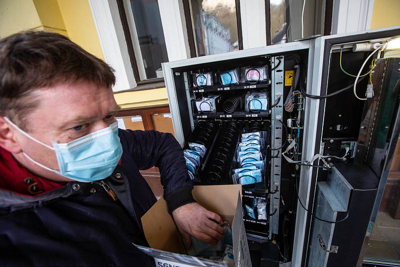 Automat na roušky u městského úřadu v Náchodě. Takzvaný rouškomat je v permanenci.