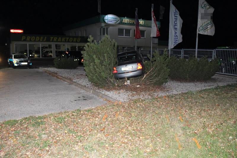 Recidivista ujížděl policii, převálcoval plot autobazaru a havaroval.