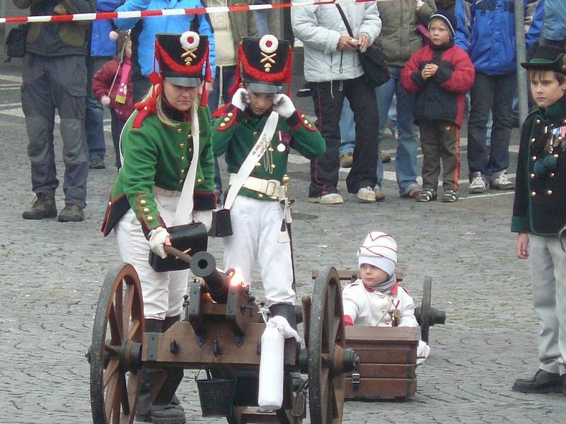 Masarykovo náměstí v Náchodě se v sobotu 20. září stalo svědkem střetu rakouských a francouzských vojsk. K vidění byly historické kostýmy a zbraně. Děti si oblíbily koně.