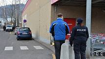 POLICEJNÍ AKCE se v sobotu uskutečnila u Kauflandu. Šlo o rekonstrukci loupeží. 