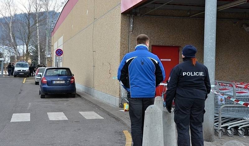 POLICEJNÍ AKCE se v sobotu uskutečnila u Kauflandu. Šlo o rekonstrukci loupeží. 