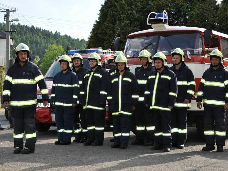 PŘEDÁVÁNÍ NOVÉHO VOZU hasičům v Bělovsi. 