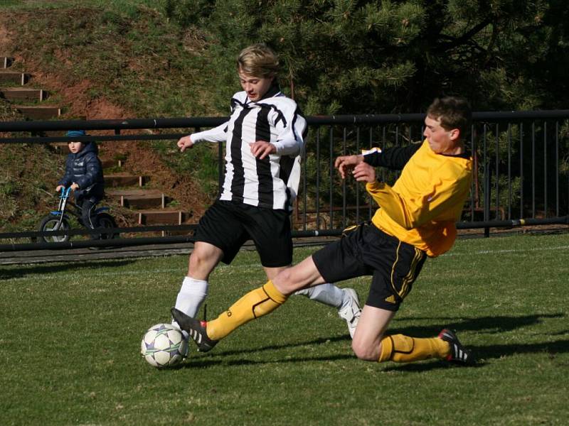 Červený Kostelec (v pruhovaném) domácí jarní premiéru zvládl, Černilov nakonec přehrál 2:1. 