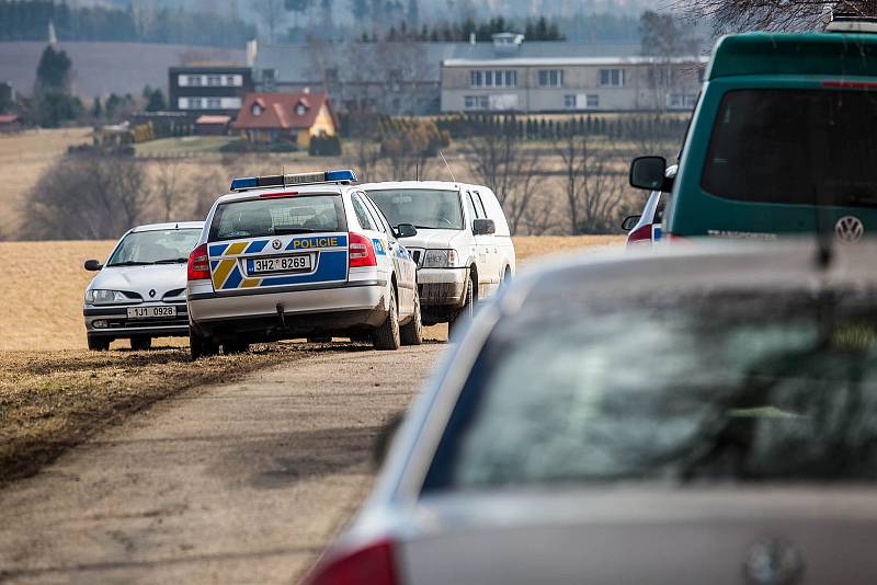 Pátrání po 45letém muži z Nového Města nad Metují, který odjel z domova autem a dosud o sobě nepodal zprávy.  Policie pouza našla na louce u Přibyslavi jeho automobil. Do akce byl nasazen i vrtulník.