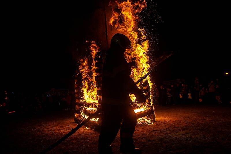 Po dvou letech mohli v Novém Městě uctít  památky padlých ve světových válkách lampionovým průvodem a ohňostrojem.