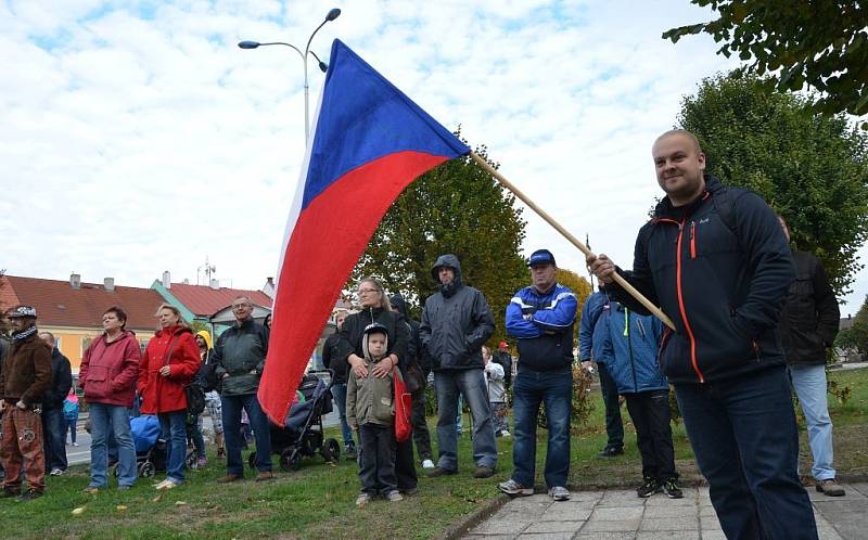 Demonstrace proti imigraci, za okamžité vystoupení České republiky z Evropské unie a za svrchovaný český stát se uskutečnila v sobotu odpoledne na českoskalickém Husově náměstí.