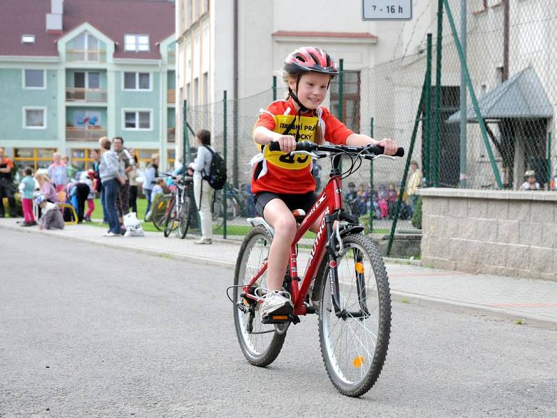 Letos už popáté se školáci od první do deváté třídy Základní školy Velké Poříčí postavili tradičně v prvním říjnovém týdnu na start cyklistického závodu „Časovka do vrchu.“ 