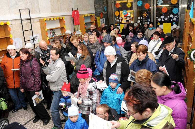 Česko zpívá koledy v náchodské městské knihovně.