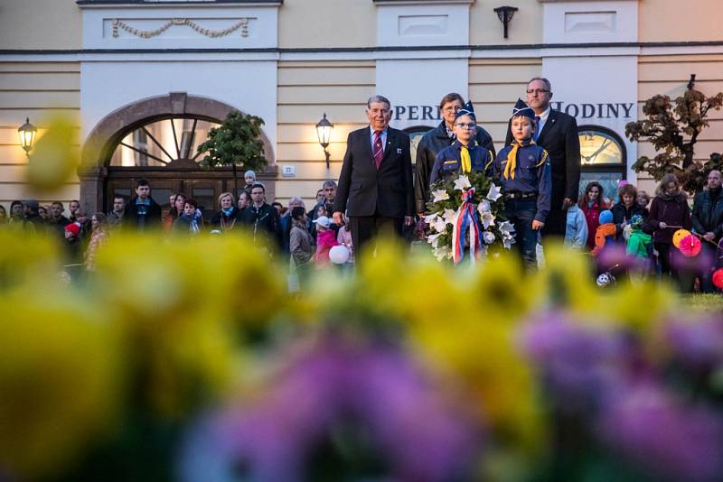 Novoměstští si připomněli Den vítězství a vydali se s lampiony do průvodu.