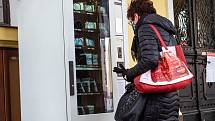 Automat na roušky zprovoznily v Náchodě u městského úřadu. Takzvaný rouškomat  je v permanenci.