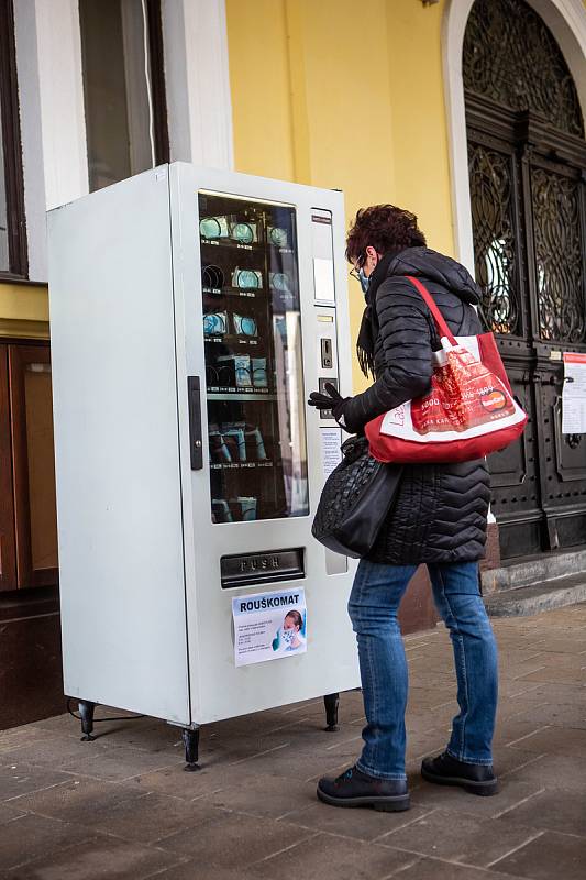 Automat na roušky zprovoznily v Náchodě u městského úřadu. Takzvaný rouškomat  je v permanenci.