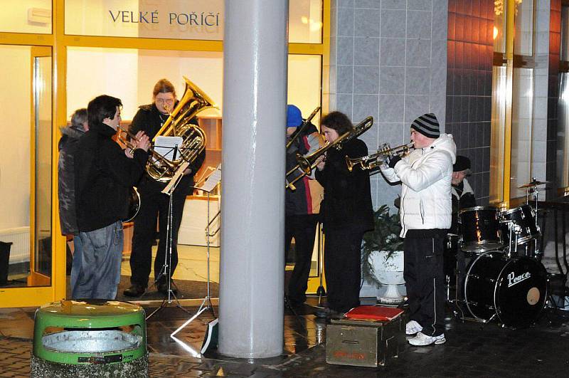 Štědrovečerní koncert pod vánočním stromem ve Velkém Poříčí.