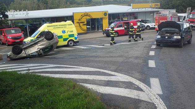 Auto skončilo na střeše, zranění v péči záchranářů.