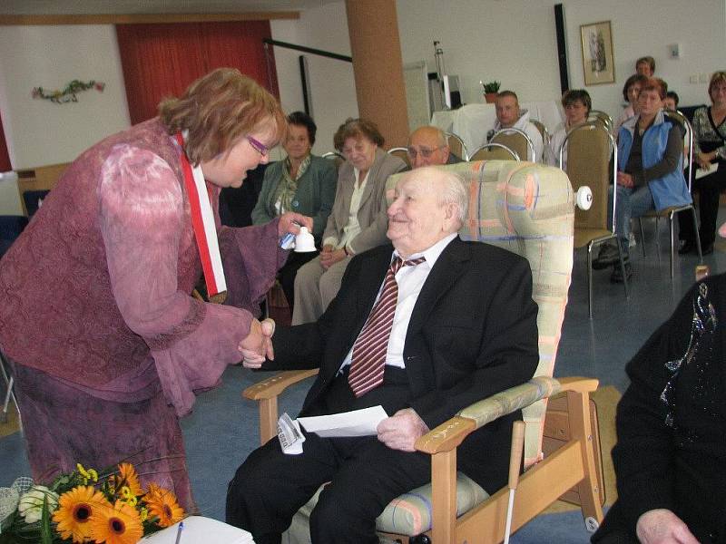 Bohuslav Málek oslavil krásných 100 let.