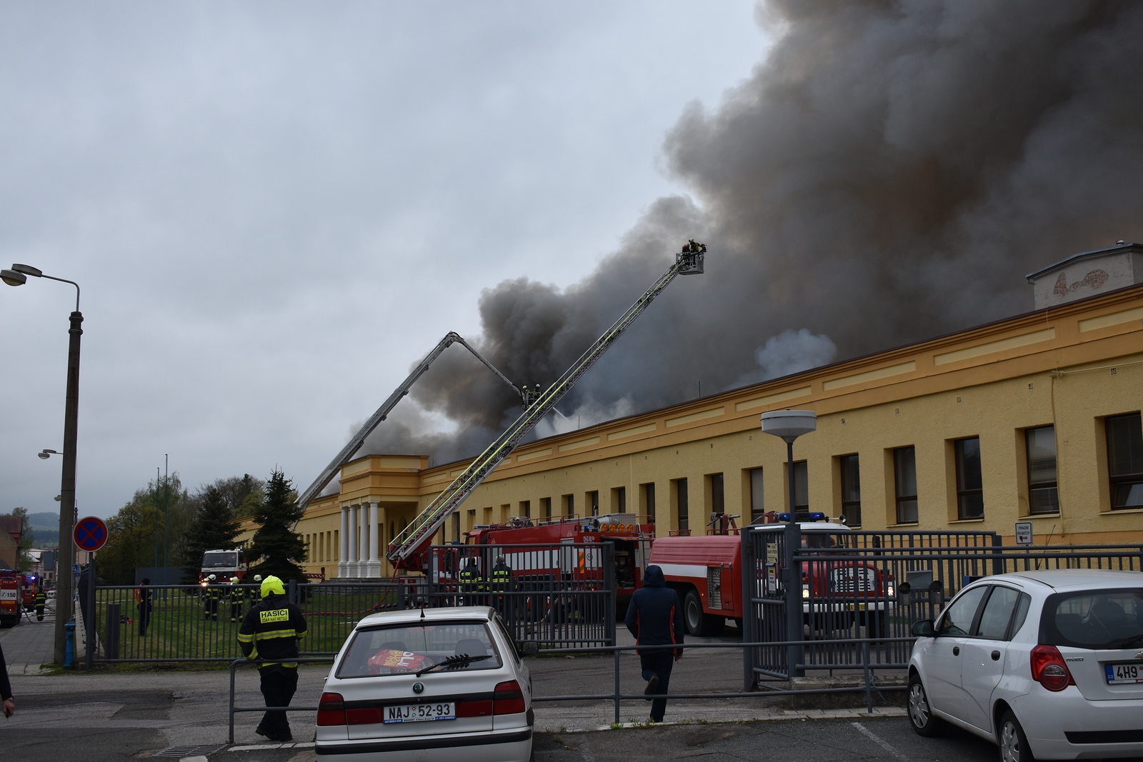 FOTO, VIDEO: Devět hodin boje s ohněm, výrobce autodílů zasáhl rozsáhlý  požár - Náchodský deník