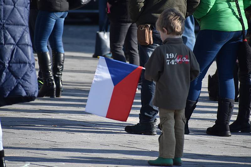 Na hronovském náměstí lidé protestovali proti vládním opatřením okolo koronavirové situace.  Hlavní slovo měl občanský aktivista David Tesař, který vybízel ke změně strachu a nepřátelství na prosperitu a radost. Výzvu k nasazení roušek takřka nikdo neresp