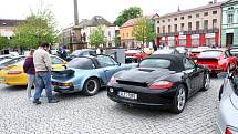 TŘI DESÍTKY automobilů Porsche brázdily o víkendu náchodským regionem. Zastavily se i na hronovském náměstí.