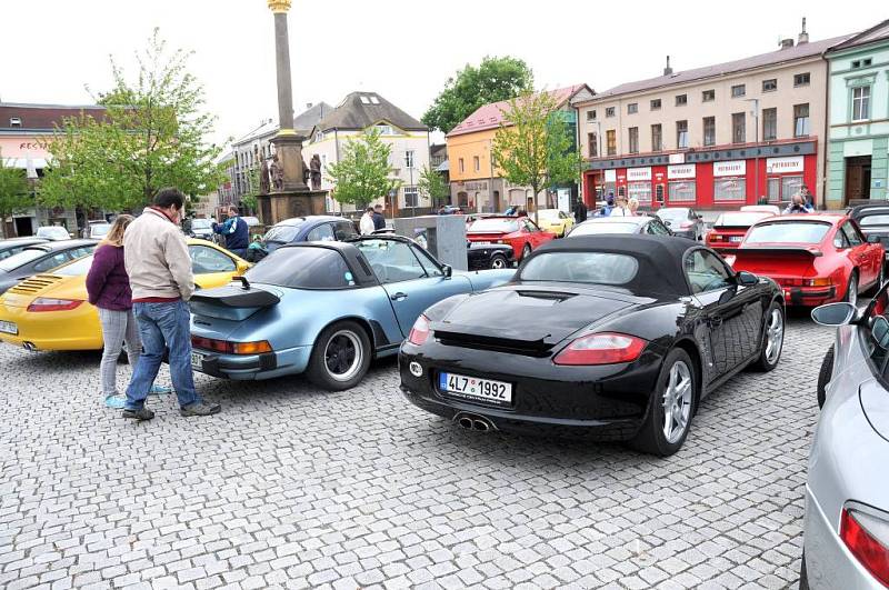 TŘI DESÍTKY automobilů Porsche brázdily o víkendu náchodským regionem. Zastavily se i na hronovském náměstí.