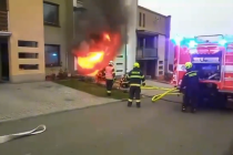 Požár garáže mezi řadovkami v Náchodě