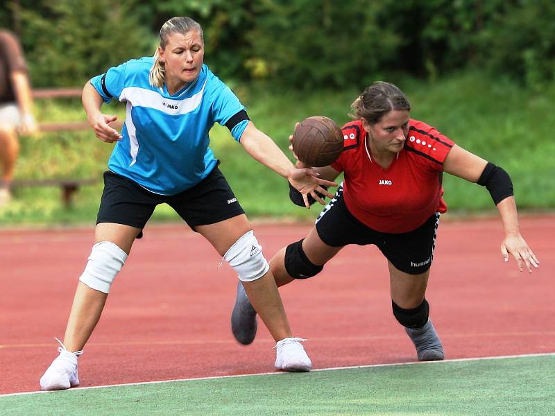 SOUBOJ národních házenkářek Krčína (v modrém) s Dobruškou skončilo výhrou Dobrušky v poměru 29:16.