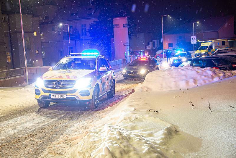 V úterý večer Záchranná služba se svým vozem Fenix převezla z Náchodské nemocnice část pacientů s Covid-19 do jiných nemocnic v republice.