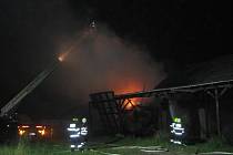 Požár skladovací haly v Žernově na Náchodsku.