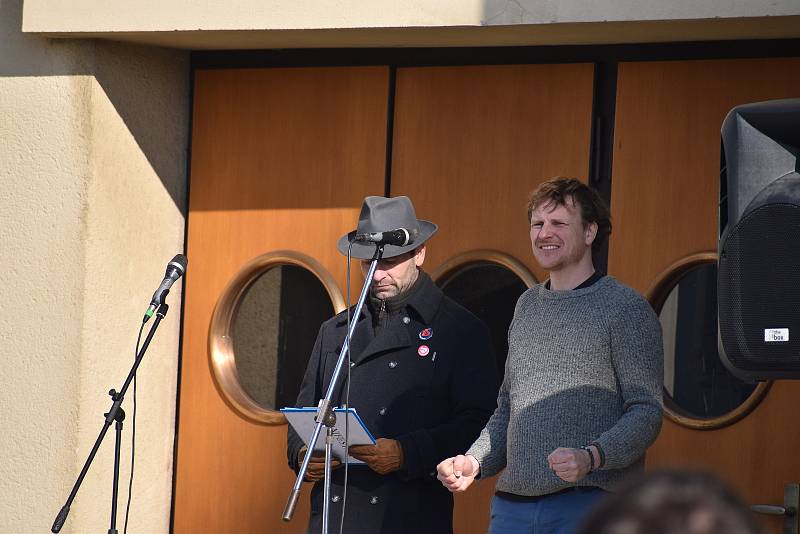 Na hronovském náměstí lidé protestovali proti vládním opatřením okolo koronavirové situace.  Hlavní slovo měl občanský aktivista David Tesař, který vybízel ke změně strachu a nepřátelství na prosperitu a radost. Výzvu k nasazení roušek takřka nikdo neresp