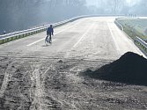 SMUTNÝ je pohled na nedostavěný silniční obchvat České Skalice. Sice po třičtvrtěmiliardové investici nejezdí automobily, ale zato je hojně využíván rekreačními sportovci, například k jízdě na kole. 