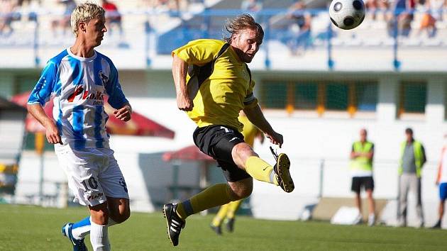 Nejlepší pozici mají před vstupem do jarní části fotbalisté Broumova (v pruhovaném). Ti totiž z osmičky týmů hrajících krajské soutěže figurují po podzimu na výborném pátém místě. 