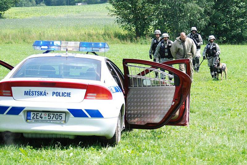 Z výcviku policejních psů. Zásahy městských policistů z Lázní Bohdaneč byly jak vystřižené z akčních filmů.