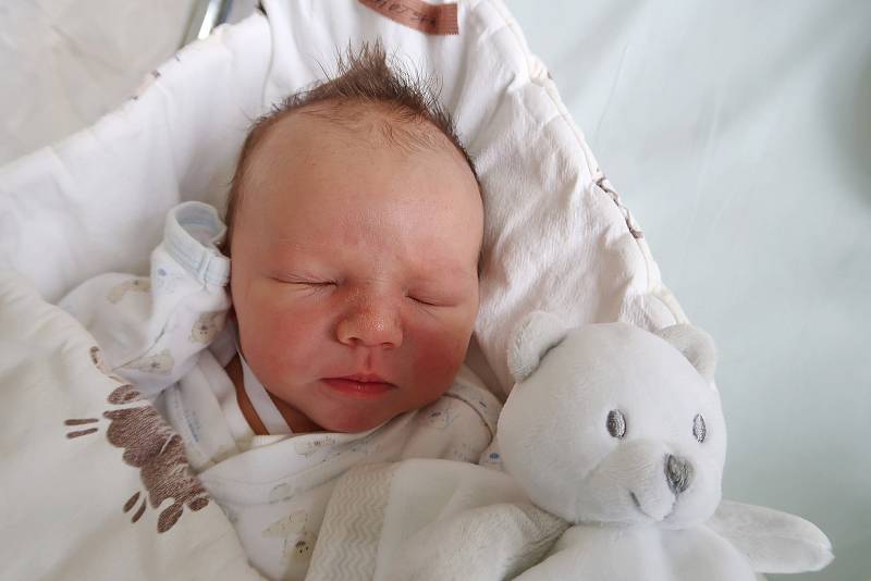 Štěpán Lhotský je prvním děťátkem manželů Lucie a Pavla z Velichovek. Chlapeček se narodil 21. října 2019 ve 14,55 hodin, vážil 3775 gramů a měřil 52 centimetrů.