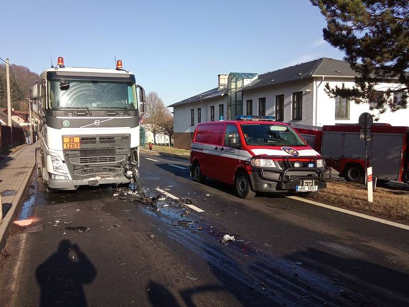 V části Malé Poříčí v Broumovské ulici došlo ke střetu osobního a nákladního vozidla. Jeden člověk v osobním voze utrpěl při nehodě zranění.