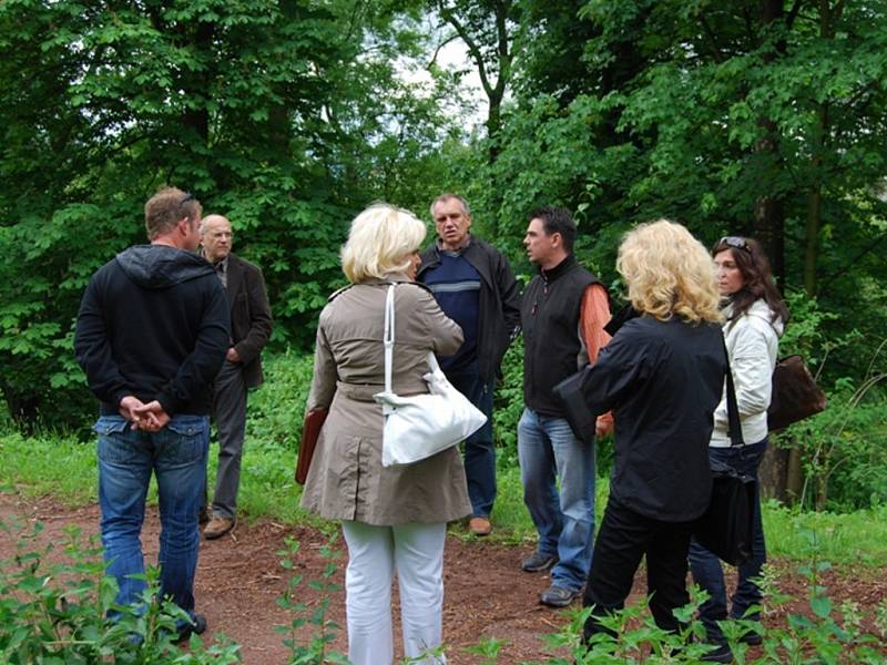 ZÁSTUPCI MĚSTA, NADACE PROMĚNY předaly park Alejka první červnový den zástupcům stavební firmě Gardenline, která zvítězila ve výběrovém řízení na dodavatele stavby. 