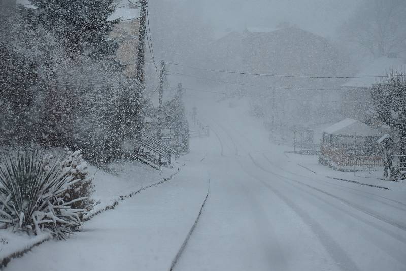 Na rozloučenou se zima dnes ráno vzedmula k poslednímu sněhovému vzkazu.