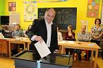Náchodský starosta Jan Birke, který se do boje o poslanecké křeslo pustil jako čtyřka kandidátky sociální demokracie, odvolil ve čtyři hodiny spolu s manželkou v základní škole na Babí. 