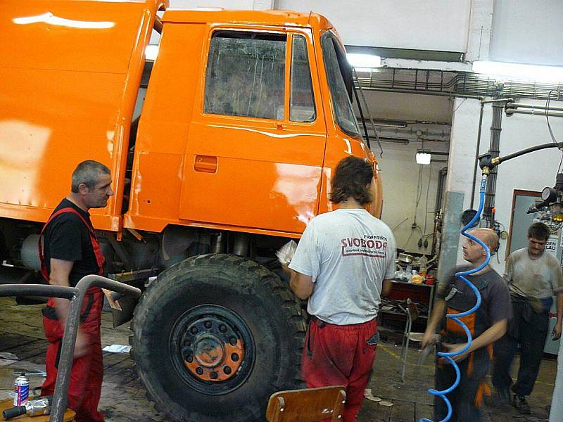 Tatru bratrů Svobodových v dílnách v Meziměstí těsně před odjezdem do Maďarska. Na závodní Tatře pracovala před odjezdem  pětice techniků patnáct hodin denně, a to po dva týdny.