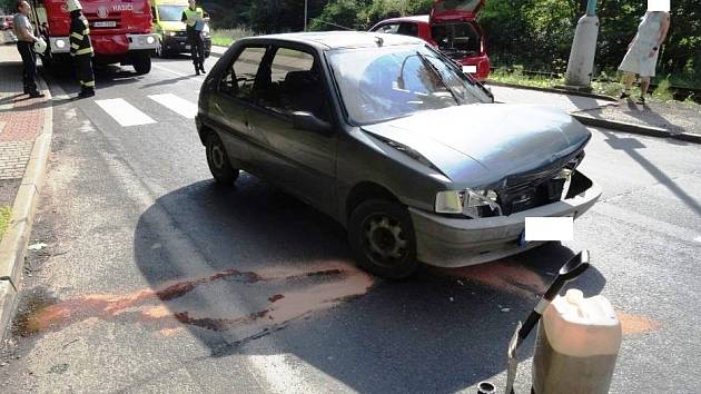 U čelního střetu dvou osobních automobilů Opel Meriva a Peugeot 106 utrpěla zranění jedna osoba.