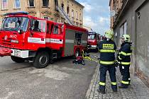 Evakuaci přibližně padesáti lidí lidí si dnes před půl desátou vynutil požár v bytovém domě v Broumově v Soukenické ulici.