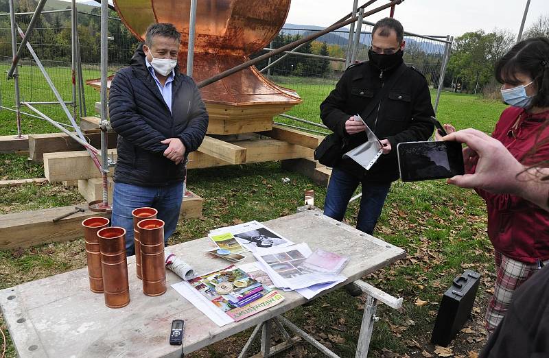 Do čtyř tubusů klempíř zatemoval vzkazy budoucím pokolením.