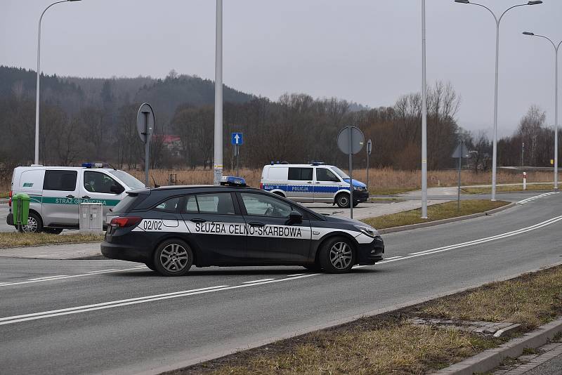Na hraničním přechodu ve Starostíně byly dokonce tři uniformované složky - policie, hraniční stráž i celníci.