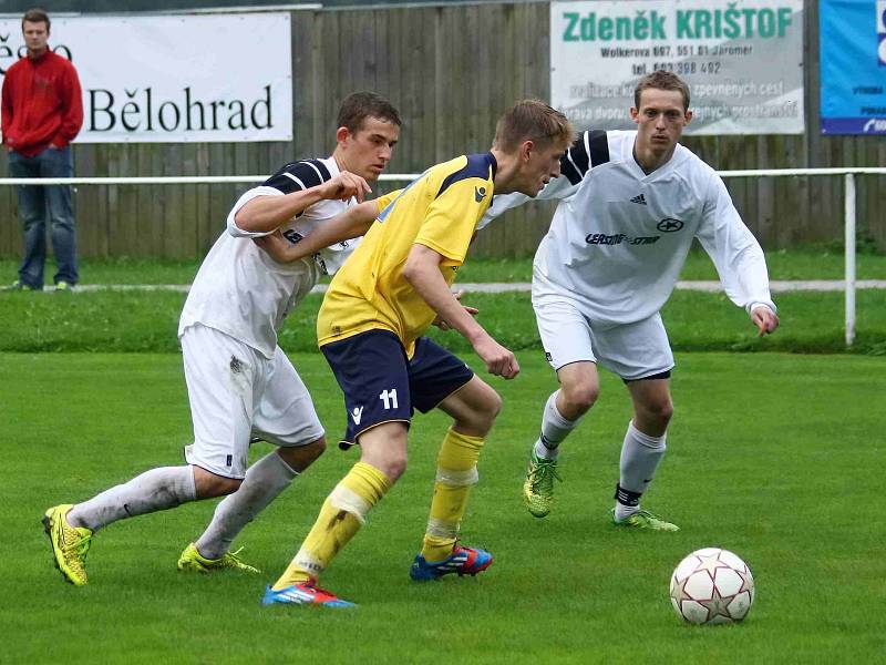 Jakub Hrnčíř a Dominik Michálek se snaží zastavit novoměstského Lukáše Zákravského.